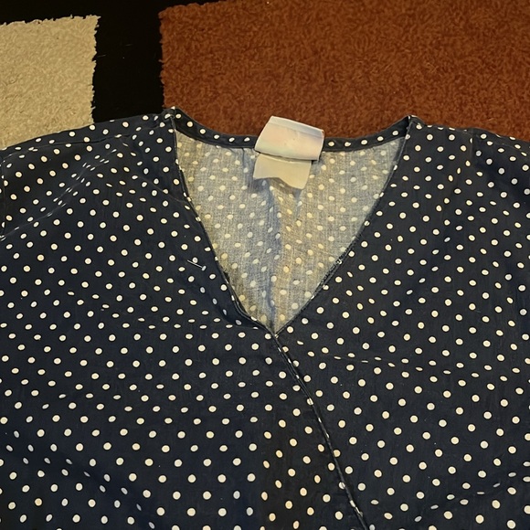 💙Polka dot nursing top / women’s medium / two front pockets / tie in back - Picture 5 of 10